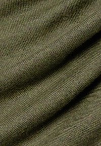 Strukturierter Strickstoff in dunklem Olivgrün, mit einer weichen, warmen Oberfläche und subtilen Farbvariationen sowie einem fließenden Fall.