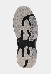 Semelle extérieure de basket-ball noire en caoutchouc texturé, présentant un motif de bande de roulement ondulé dynamique avec des accents contrastés blancs et gris.