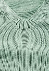Mintgrüner Strickpullover mit V-Ausschnitt, ausgestattet mit einer gerippten Textur und einem einheitlichen Stichmuster über das gesamte Kleidungsstück.