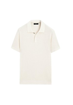 Polo shirt à manches courtes en tissu tricoté couleur crème, avec un col plat, une patte de boutonnage à deux boutons et un design à tissage texturé.