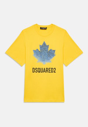 T-shirt à manches courtes jaune vif avec un design abstrait d'une feuille d'érable bleue et le texte noir "DSQUARED2" centré en dessous.