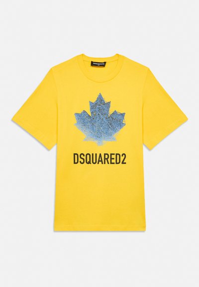 Camiseta de manga corta de color amarillo brillante con un diseño abstracto de hoja de arce azul y texto negro "DSQUARED2" centrado debajo.