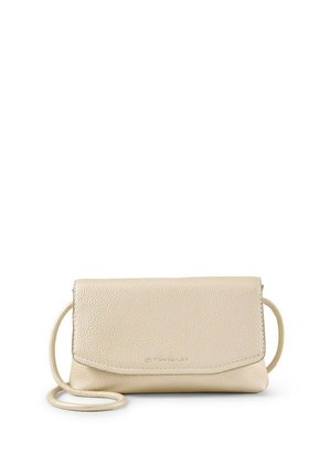 Mała beżowa torebka na ramię z teksturowanej skóry, z klapką i cienkim, regulowanym paskiem.