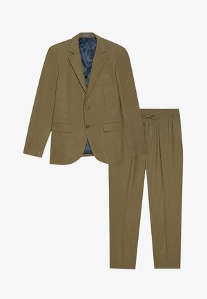 Olivevově zelený kostým tvořený strukturovaným sakem se dvěma předními kapsami a zúženými kalhotami na šňůrku, vyrobený z texturované látky.