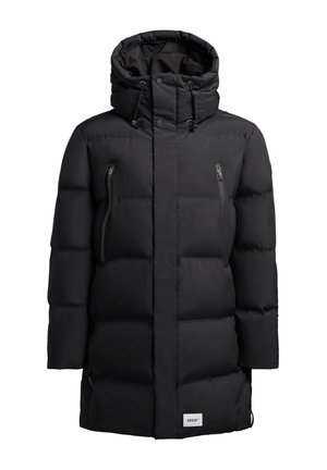 Svart vadderad parka-jacka med hög krage, justerbara dragsko, två fickor med dragkedja på bröstet och logotypmärke vid nederkanten.