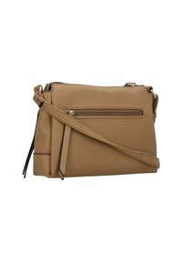 Tasche aus braunem Leder mit strukturierter Oberfläche, einem Reißverschlussfach vorne und einem verstellbaren Tragegurt. Mit eleganten schwarzen Akzenten.