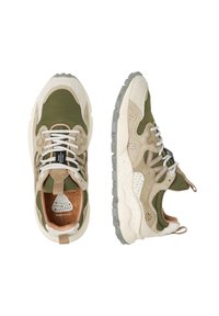 Sneaker aus grünem Stoff mit beigen Wildlederakzenten und einer strukturierten grauen Gummisohle. Enthält weiße Schnürsenkel und eine Schlaufe an der Ferse.