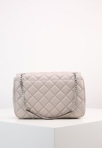 Borsa a tracolla in ecopelle beige trapuntata con catena argentata e forma rettangolare, caratterizzata da una superficie liscia e un motivo a rombi.
