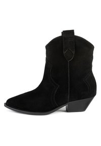 Botină cowboy neagră din suede, cu vârf ascuțit, toc inclinat, cusături decorative și un tab de prins în spate. Textură netedă, design clasic.