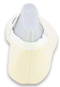 Hellbeige Baumwoll-Ballerinas mit runder Zehenpartie, weißem Gummiband am oberen Rand und einer glatten, hellgrauen Sohle.