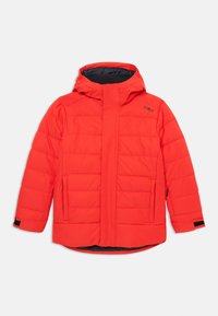 Casaco acolchoado vermelho com capuz, apresentando fecho de correr, dois bolsos laterais e punhos pretos. Textura lisa com design acolchoado.