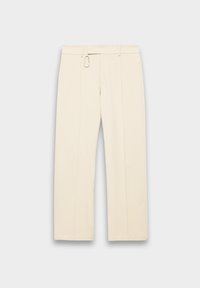 Beige vide benbukser med flad front, bæltestropper og en metallisk clipsdetalje i taljen. Glat tekstur og skræddersyet design.