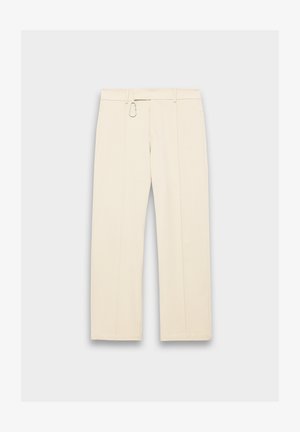 Béžové široké nohavice s rovnými prednými časťami, pútkami na opasok a kovovou sponou na páse. Hladká textúra a precízny strih.
