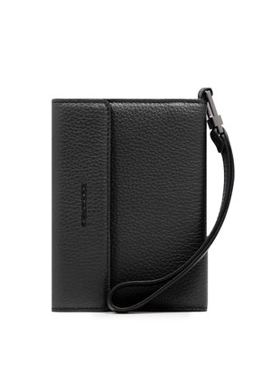 Schwarze Geldbörse aus strukturiertem Leder mit einem Handgelenkriemen, der mit einem Metallverschluss befestigt ist, gefaltet und auf weißem Hintergrund liegend.