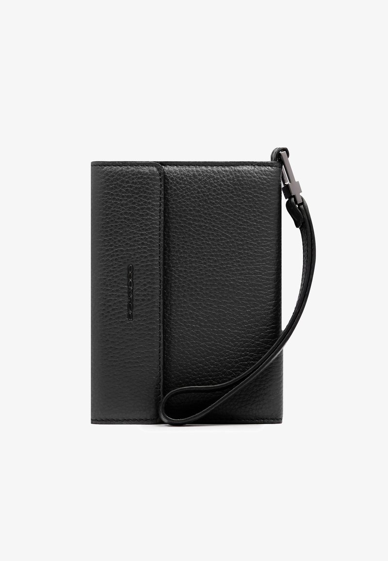 Cartera de cuero negro con textura, con una correa de muñeca sujeta por un broche metálico, plegada y cerrada, sobre un fondo blanco.