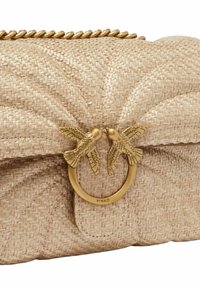 Borsa in paglia intrecciata di un beige chiaro con design trapuntato, dotata di una chiusura in metallo dorato a forma di due uccelli.