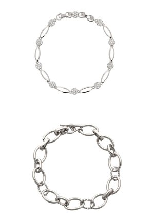 Két ezüst karkötő: az egyik ovális szemekből áll, kör alakú kristálykövekkel díszítve, a másik nagyobb, texturált ovális szemeket tartalmaz, és kapcsolókapoccsal van ellátva.