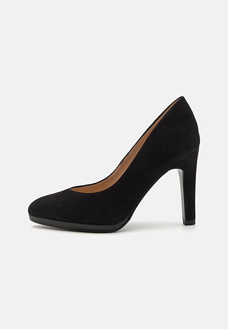 Sorte semskede høyhælte pumps med spiss tå, glatt tekstur og en elegant, blank hæl. Designet har en myk, polstret såle.