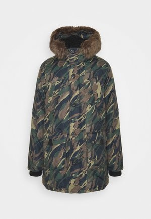 Parka d'hiver à motif camouflage avec fermeture à boutons, poches à rabat frontales, poignets côtelés noirs et capuche bordée de fausse fourrure marron.