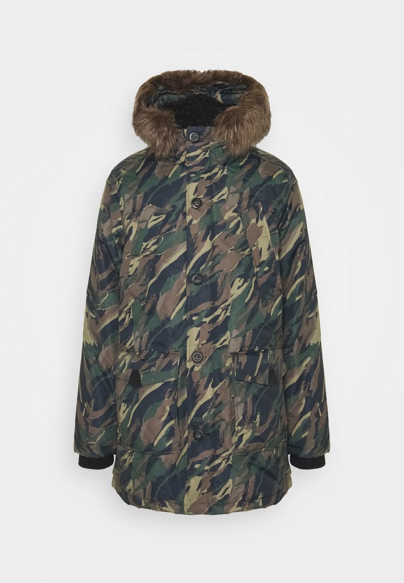 Parka d'hiver à motif camouflage avec fermeture à boutons, poches à rabat frontales, poignets côtelés noirs et capuche bordée de fausse fourrure marron.