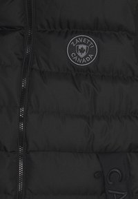 Giacca imbottita nera con chiusura a zip, design trapuntato orizzontale e superficie testurizzata. Presenta un logo circolare con la scritta "Zavetti Canada".