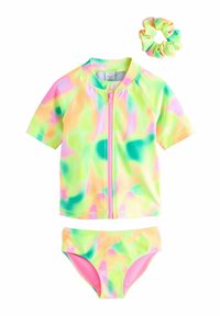 Ensemble de bain coloré comprenant un haut à manches courtes avec une fermeture éclair à l'avant, un bas de bikini assorti et un chouchou coordonné. Tourbillon néon en rose, vert et jaune.