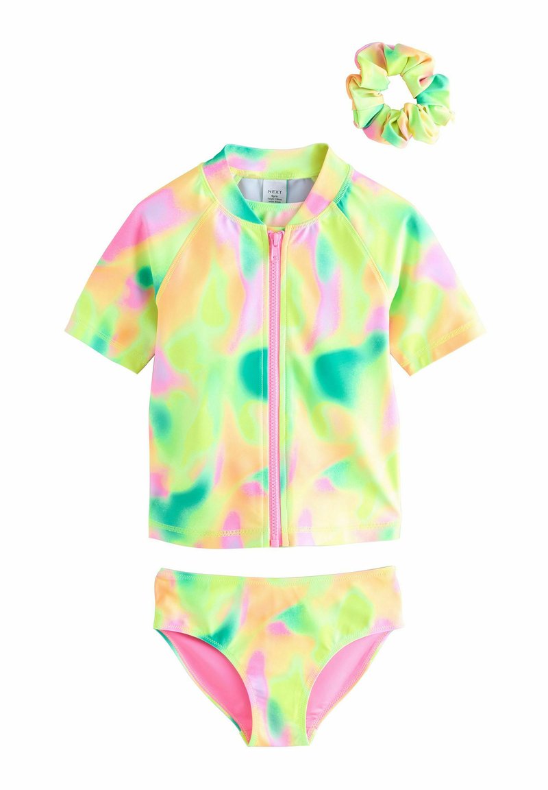 Ensemble de bain coloré comprenant un haut à manches courtes avec une fermeture éclair à l'avant, un bas de bikini assorti et un chouchou coordonné. Tourbillon néon en rose, vert et jaune.