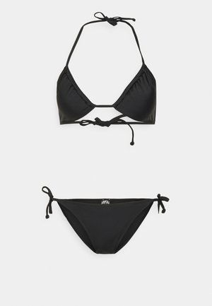 Melnas bikini komplekts ar trīsstūrveida haltera augšdaļu, kas aprīkota ar regulējamiem saitēm un vienkāršu dizainu. Apakšdaļai ir sānu saitītes un klasiskā griezuma dizains.