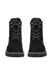 Fekete velúr csizmák ezüst fűzőlyukakkal és fűzőkkel, varrott részletekkel és egy strapabíró, texturált tapadású gumitalppal. Magasság: bokáig érő.