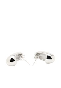 Srebrne kolczyki w kształcie gładkiego, zaokrąglonego nerki o polerowanym wykończeniu. Zawierają standardowe zapięcie i tylne mocowanie.