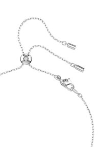 Silberne Kettenhalskette mit rundem Verschluss und Perlendetails, mit glatten Gliedern und einem eleganten Design.