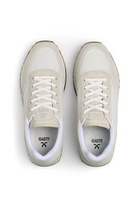Une paire de baskets à lacets beige clair avec des intérieurs blancs et le logo "LLOYD" visible sur les semelles, présentée de dessus sur un fond blanc.
