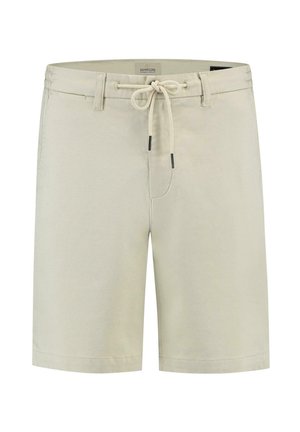 Kahaki shorts yang terbuat dari kain lembut, dilengkapi dengan pinggang tali serut dengan aglet hitam, saku depan, dan potongan lurus dengan tepi yang dijahit.