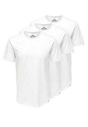 Trois tee-shirts blancs unis à manches courtes et col rond empilés, chacun portant l'étiquette "BLUE ONLY & SONS" à l'intérieur du col.
