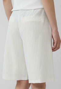 Wit gestreepte shorts van textuurstof, met twee achterzakken en een relaxte pasvorm. Subtiele blauwe lijnen verbeteren het ontwerp.