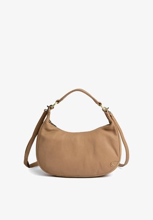 Sac à main en cuir beige avec une fermeture éclair courbée en haut, une seule poignée courte et une longue bandoulière amovible sur fond blanc.
