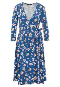 Blå omlottklänning i mjuk tyg med långa ärmar och blommönster med rosa, gula och vita blommor.