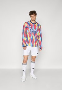 adidas Performance ARSENAL FC 25/26 PRE-MATCH WARM TOP - Klubové oblečenie - victory blue/pure ruby/bright yellow/bright cyan