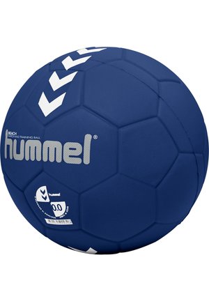 Blå træningsbold med hexagonale paneler, tekstureret overflade og hvide accenter. Indeholdt mærkenavnet "hummel" og træningsspecifikationer.