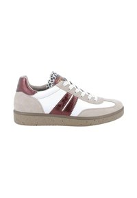 Sneaker low-top in suede beige, pelle bianca, striscia metallica bordeaux, lacci bianchi e suola beige maculata.