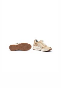 Baskets en cuir beige et doré métallisé avec semelles blanches. Comprend un bout arrondi, un col rembourré et une semelle extérieure en caoutchouc texturé avec un marquage.