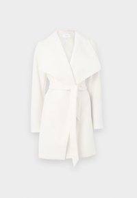 Vit omslagsjacka med en stor krage, långa ärmar och midjeband. Tyget verkar mjukt, med slät yta och inga synliga mönster.