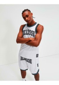 Camiseta de baloncesto de malla blanca y pantalones cortos con acentos y logotipo negros. Diseño sin mangas, cuello redondo y corte holgado.