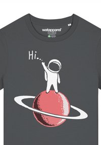 Grijze t-shirt met een astronaut die op een roze planeet met ringen staat, met de tekst "Hi..." in het wit boven het figuur.