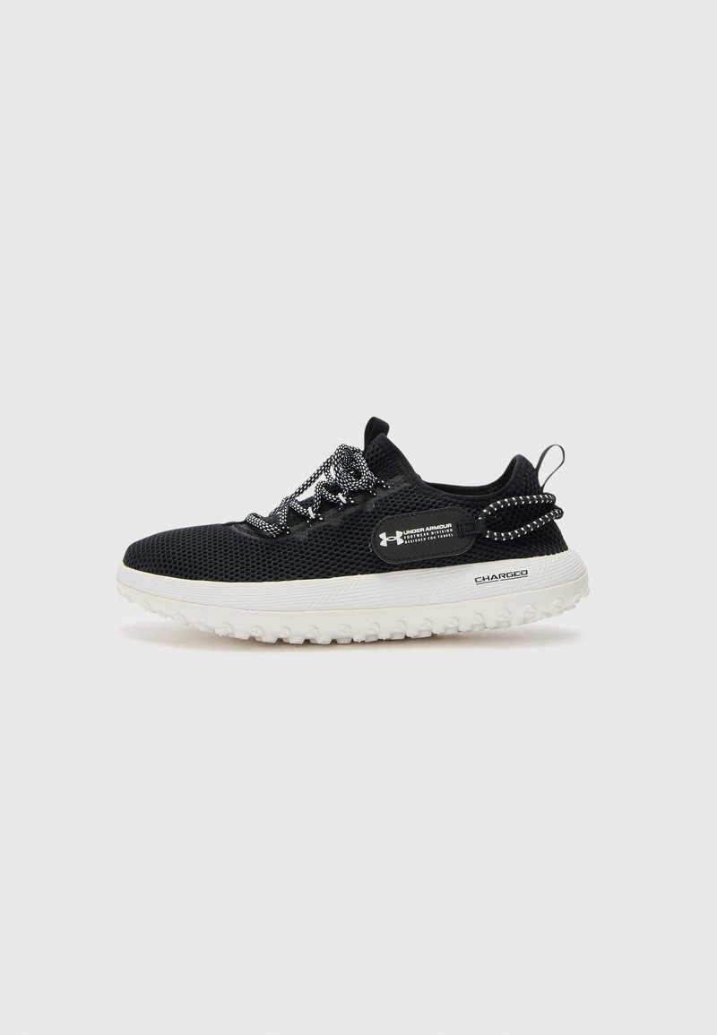 Zapatillas deportivas negras con parte superior de malla texturizada, suela blanca, cordones elásticos y un acento de marca en el costado y el talón.
