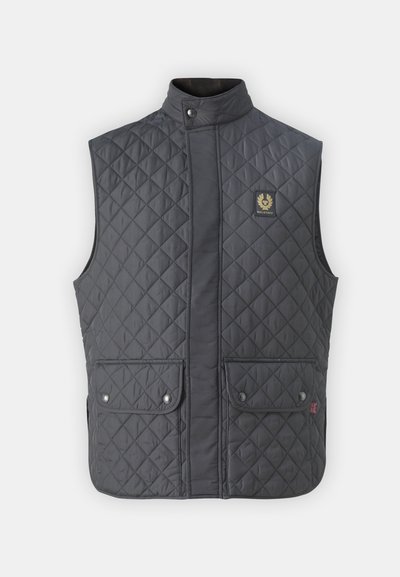 Gilet gris matelassé avec un col montant, comportant des fermetures à pression et deux poches avant. Embelli d'un patch logo et de coutures décoratives.