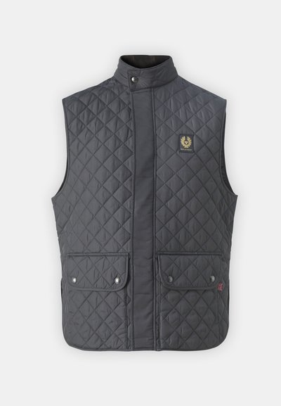 Gilet gris matelassé avec un col montant, comportant des fermetures à pression et deux poches avant. Embelli d'un patch logo et de coutures décoratives.