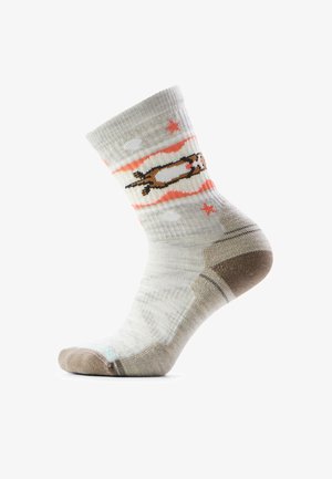 Chaussette gris clair avec talon et bout marron, décorée d'une bande horizontale orange et blanche avec une loutre ludique et de petites étoiles orange.