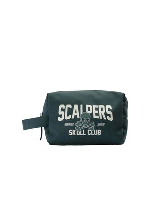 Bolsa de aseo rectangular verde oscuro con asa lateral, texto blanco "SCALPERS SKULL CLUB desde 2007" y gráfico de calavera y huesos cruzados en el frente.