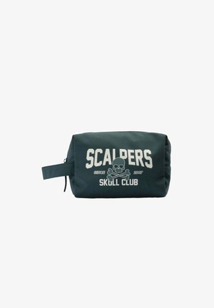 Bolsa de aseo rectangular verde oscuro con asa lateral, texto blanco "SCALPERS SKULL CLUB desde 2007" y gráfico de calavera y huesos cruzados en el frente.